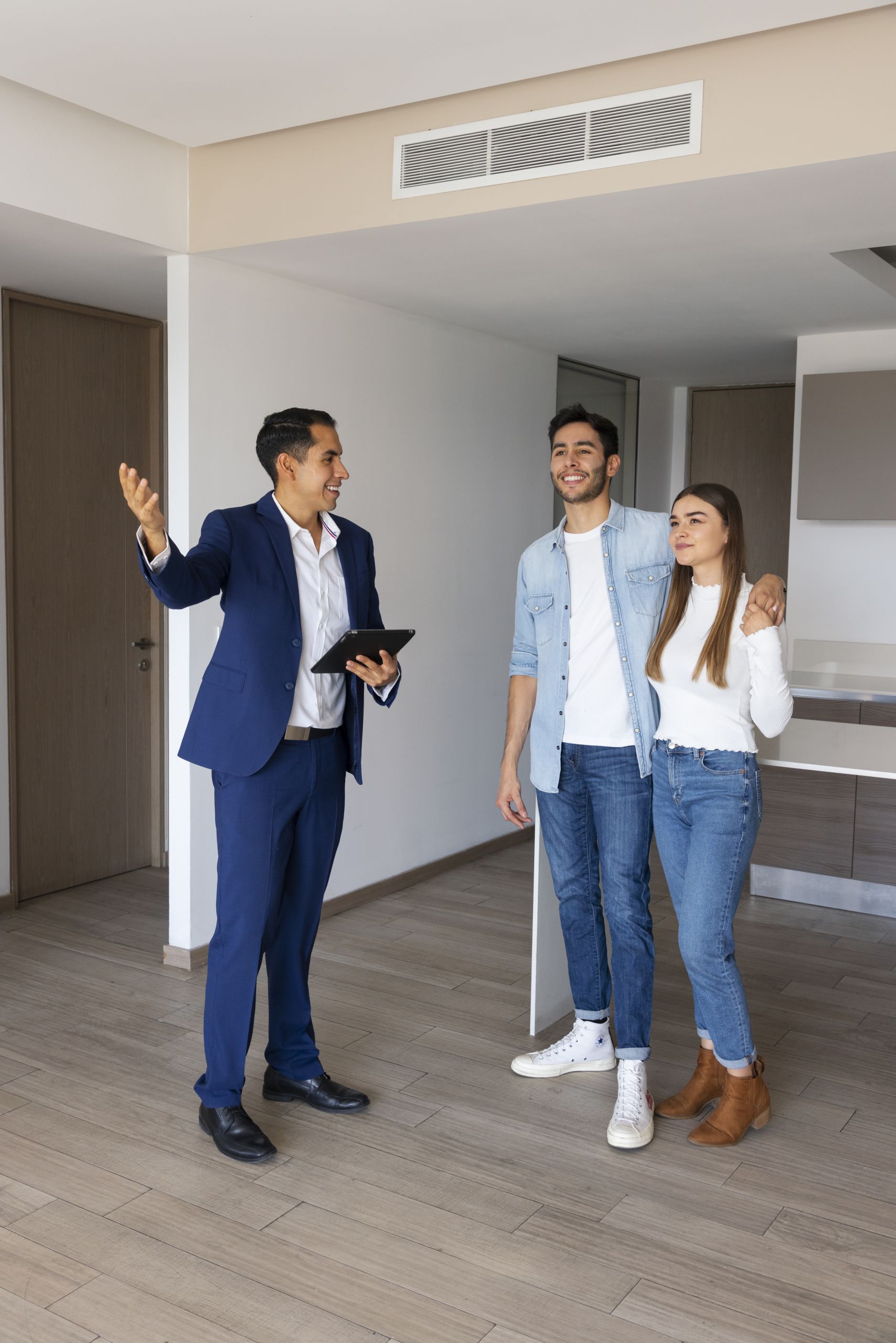 full-shot-couple-talking-real-estate-agent